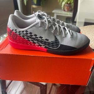 Nike JR vapor 13 Academy sneakers, size 2Y
